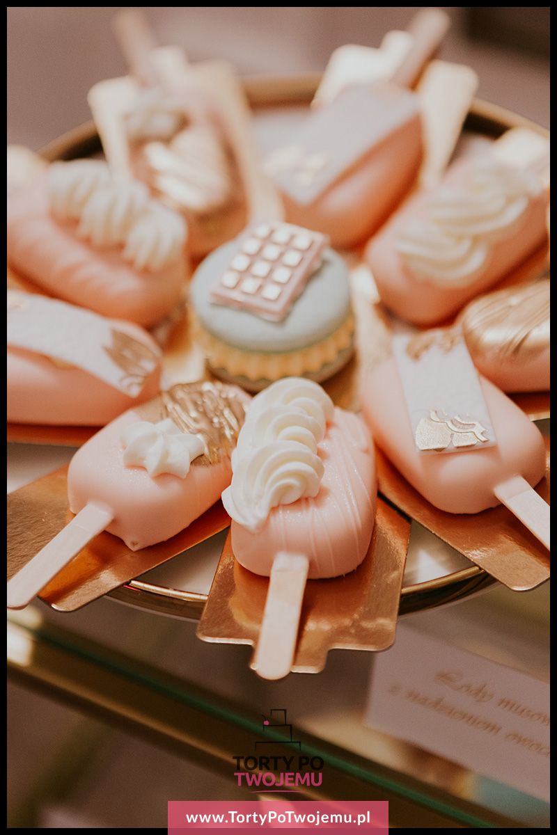 Cakesicles - lody na patyku z żelką malinową